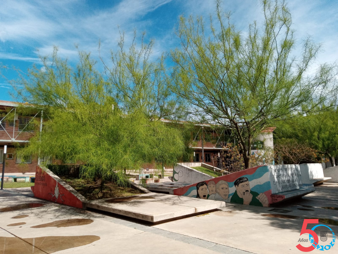 Plaza en el centro del campus de la UNRC